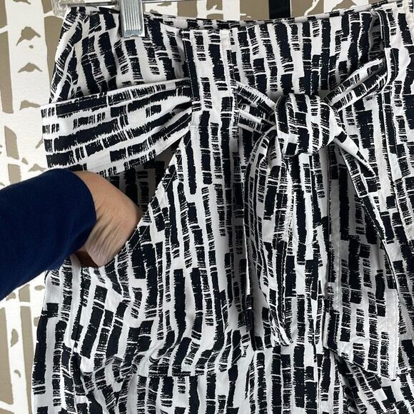 Lightweight Belted Printed Shorts 6 - Picture 3 of 12